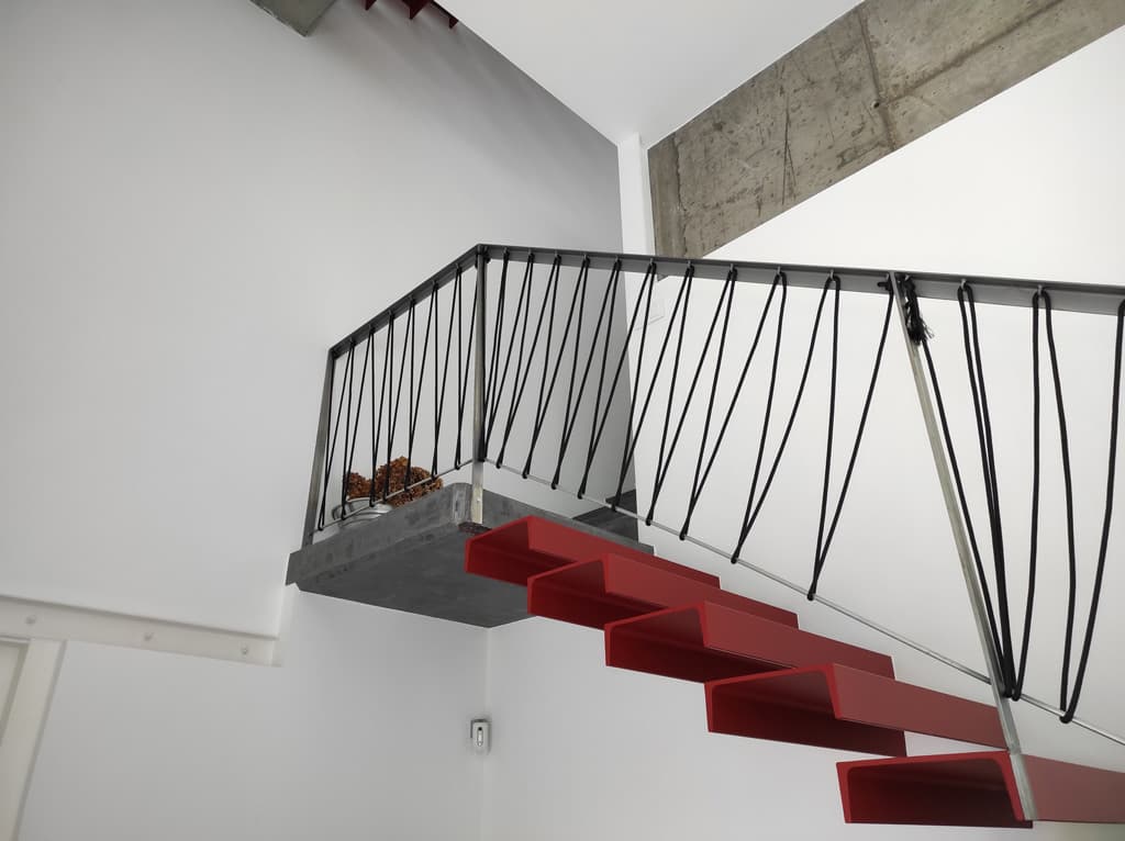 escalera metálica en Pontevedra